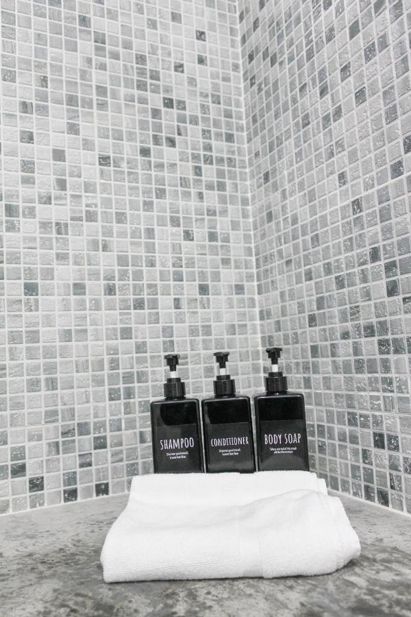 Monkeys Apartments Lumbreras Deluxe Севиля Екстериор снимка