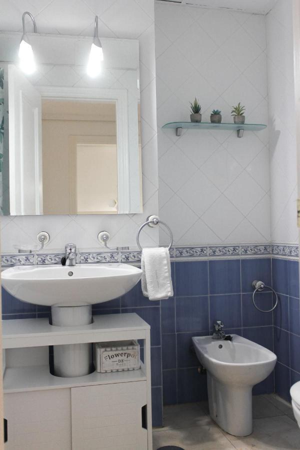 Monkeys Apartments Lumbreras Deluxe Севиля Екстериор снимка