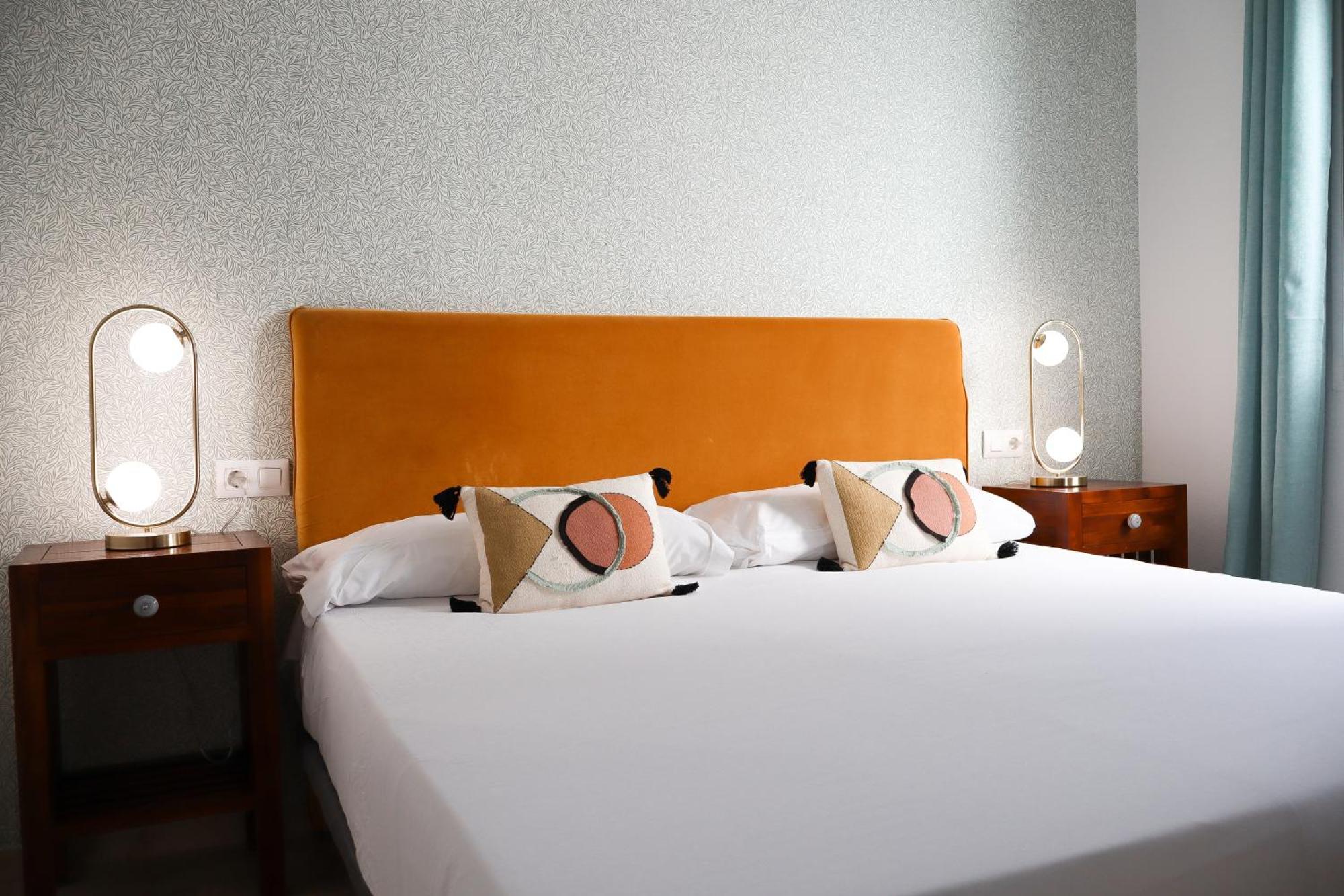 Monkeys Apartments Lumbreras Deluxe Севиля Екстериор снимка
